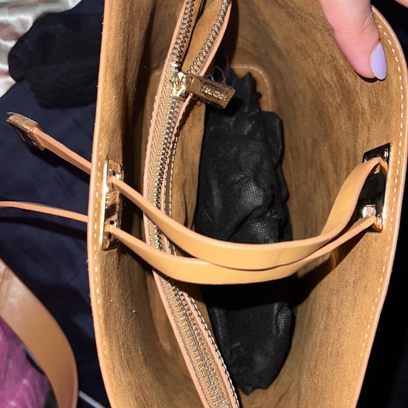 Danier crossbody - Picture 4 of 5